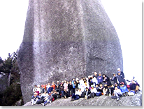 太忠岳山頂にそびえる天柱石。大きすぎて画像を合成